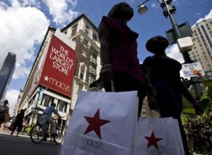 Shoppers carrying bags cross Broadway near Macy's in New York (Photo: Jeremy Bales-Bloomberg News, August 9, 2008)